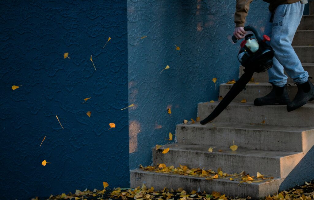 callum hill QyvOa0J9Mg unsplash 1024x655 - Regelmäßige Treppenhausreinigung: Hygiene und Sicherheit für Mehrfamilienhäuser