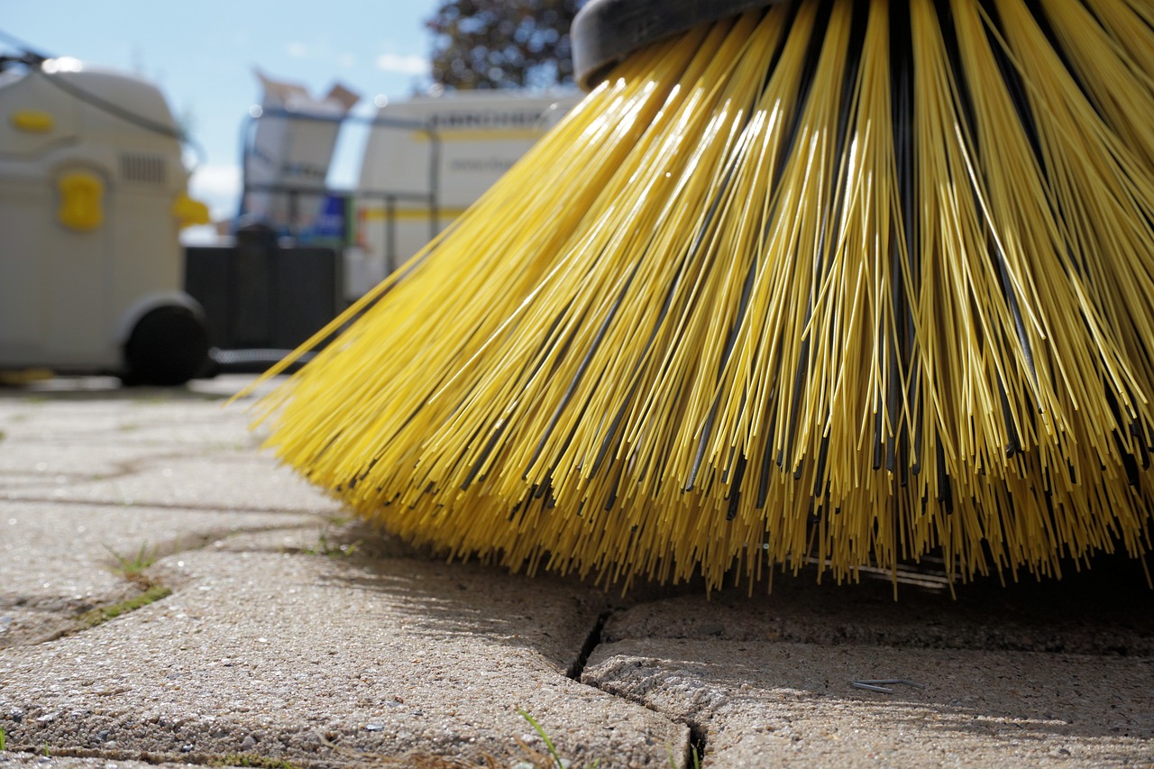 Wir kümmern uns aus Leidenschaft um Immobilien sweeper 1687444 1280 - Wir kümmern uns aus Leidenschaft um Immobilien